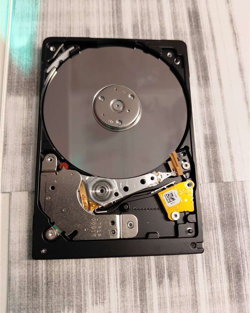 Geöffnete 2,5-Zoll-Festplatte
