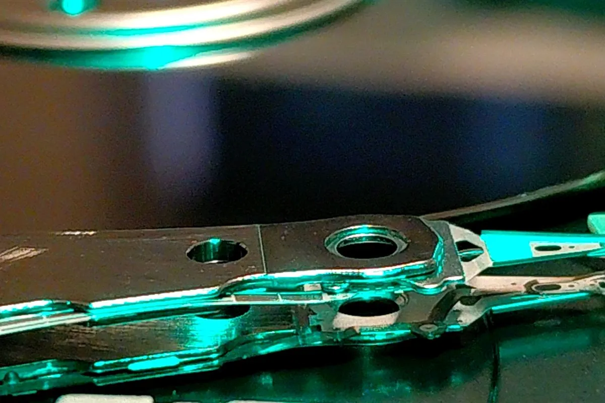 Wie funktioniert Festplatten-Datenrettung: Kopfarm und Plattenoberfläche bei der Untersuchung